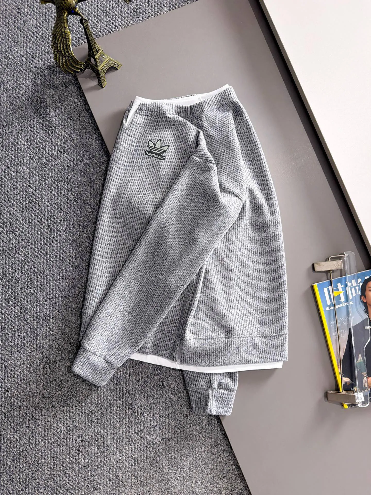 Paris Clover exclusively launches the 2026 autumn and winter New Arrival long-sleeved sweatshirts for men and women. Same Style. Many stars have the same style. Craftsmanship that ordinary small workshops cannot copy. No matter in terms of materials, detail restoration and craftsmanship, we are not afraid of any challenges, just to provide you with wonderful products. Compare the top Original versions at will. No expense is spared just to make it better. Unique imported fabric feel. Purely imported German machine production. Precision operation. Thousands of needles density. A complete set of New Arrival accessories with three standards can be customized simultaneously. Versatile upper body is fashionable, a perfect choice for autumn and winter, and a must-have item. Sizes table: M-3XL (please state your height and weight when placing an order)